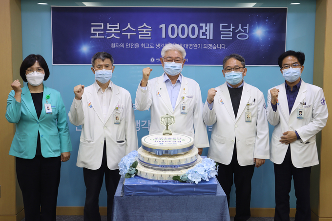 김영모 원장(가운데) 등 인하대병원 관계자들이 로봇수술 1000례 달성을 기념하며 파이팅을 외치고 있다. ( 사진 = 인하대병원 제공 ) 
