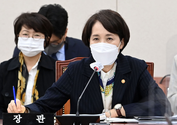 유은혜 사회부총리 겸 교육부 장관이 21일 서울 여의도 국회에서 열린 교육위원회의 교육부와 소속·공공·유관기관 등에 대한 종합감사에서 의원들의 질의에 답변하고 있다. (사진=국회사진기자단/연합뉴스)