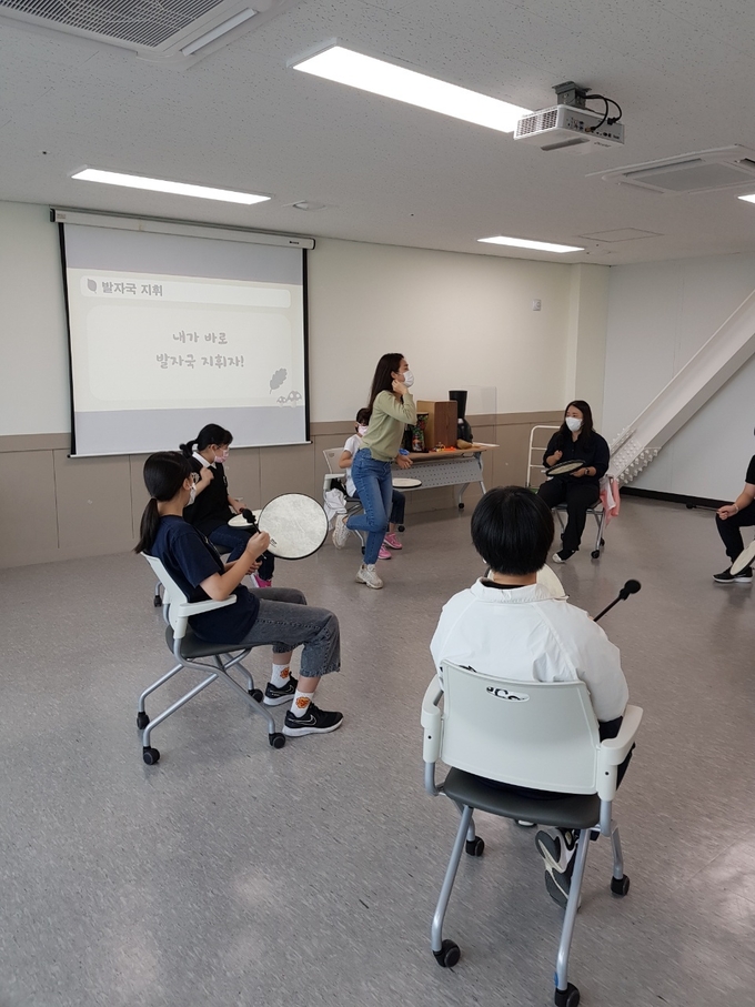 구리시는 지난 6월부터 10월까지 월 2회(총 10회)에 걸쳐 다문화가족 자녀 성장지원 사업 ‘다(多)재다능’ 운영하고 있다. (사진=구리시 제공)