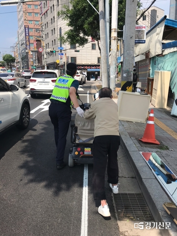 시민에게 대민 치안 서비스를 제공 중인 경기남부청 기동단. (사진=경기남부경찰청 제공)