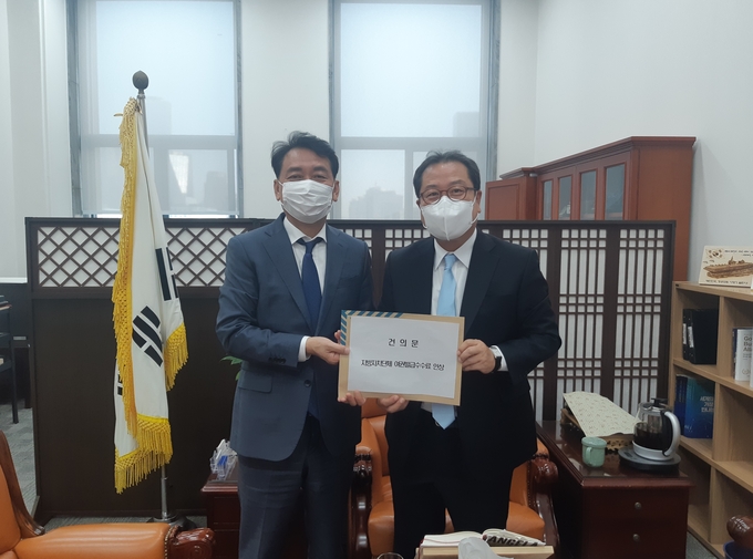 조광한 남양주시장이 전국대도시시장협의회 부회장 자격으로 국회를 찾아가 이광재 외교통일위원장을 만나, 지방자치단체 현실에 부합하는 여권 업무 대행 수수료 인상의 필요성 등에 대해 설명하며 건의문을 전달했다.(사진=남양주시 제공)
