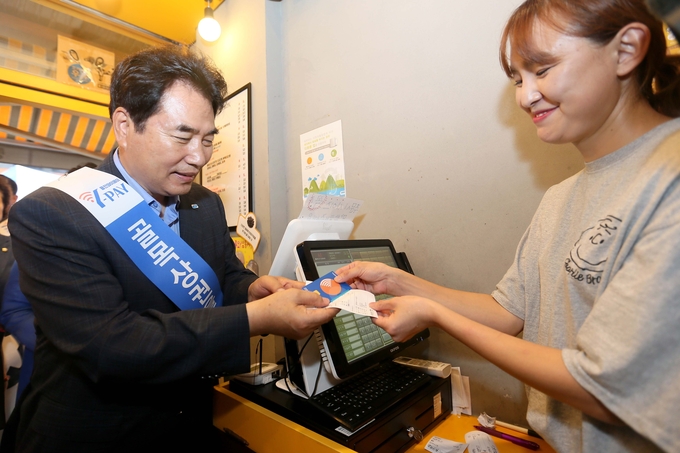 백군기 시장이 지역화폐 '용인와이페이'를 직접 사용하는 모습 (사진=용인시 제공)