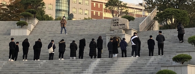 21일 협성대학교 신학대학 학생회와 신학대학원 원우회 학생들이 박명래 협성대 총장의 사퇴를 촉구하며 집단행동에 나섰다. (사진=김민기 기자)