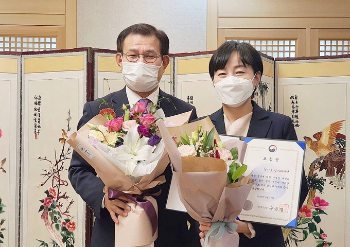 21일 국무조정실 청년정책조정실에서 제윤경 경기도일자리재단 대표이사(오른쪽)가 ‘2021 청년정책 유공포상’ 장관상 수상 기념 촬영을 하고 있다. (사진= 경기도일자리재단 제공)