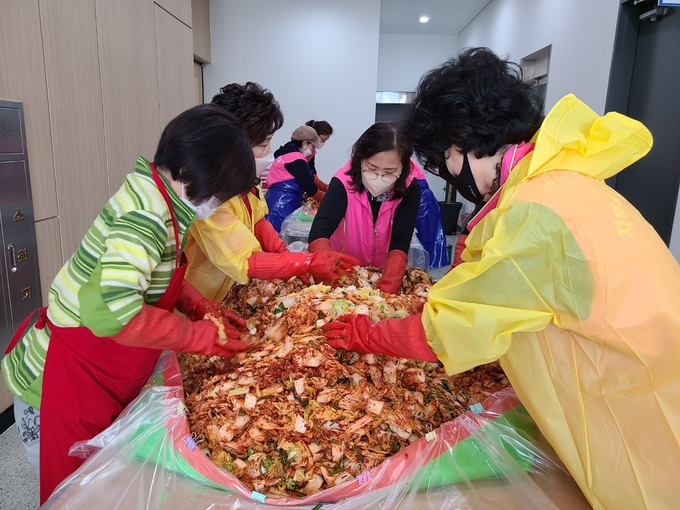 간석2동 협의체 위원들이 이웃들에게 나눠줄 김치를 담그고 있다. ( 사진 = 남동구 제공 )