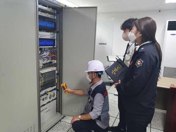 22일 KT와 용인소방서가 합동으로 아파트 통신실의 화재예방 점검을 하는 모습. (성복동 롯데캐슬골드타운APT)