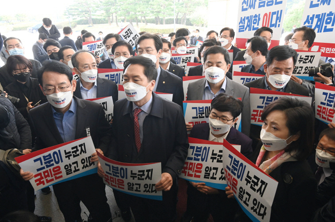 국민의힘 김기현 원내대표와 의원들이 22일 오전 서울 서초구 대검찰청을 항의 방문, 대장동 개발 특혜 의혹에 대한 엄정 수사를 촉구하고 있다. 사진= 연합뉴스 