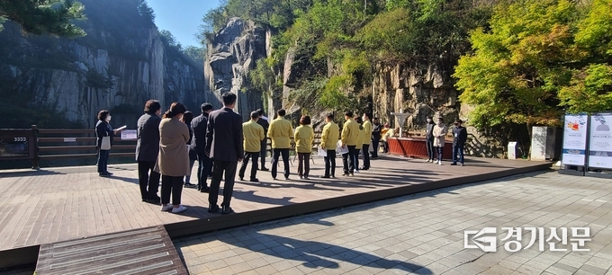 포천시의회 의원들이 '아트밸리 야관경관 조성사업' 현장을 둘러 보고 있다. (사진=문석완 기자)