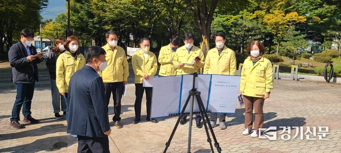 포천시의회 의원들이 '청성역사공원 노후시설 정비사업' 현장을 둘러 보고 있다. (사진=문석완 기자)