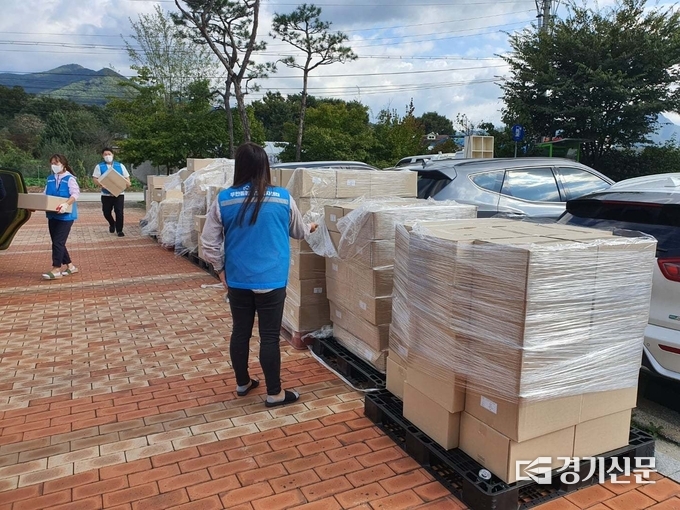 헤어코스토리와 B&P특허사무소에서 포천시무한돌봄희망복지센터에 지원 한 후원물품이 마당에 가득 쌓여 있다. (사진=포천시 제공)