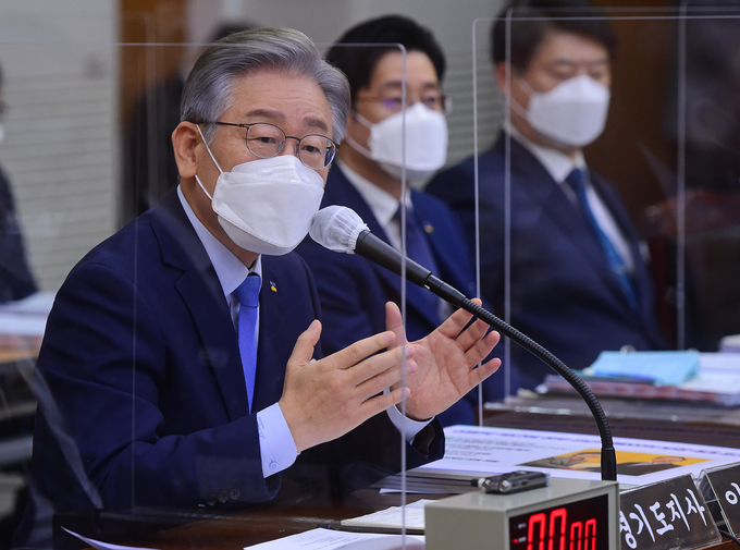더불어민주당 대선 후보인 이재명 경기지사가 18일 경기도청에서 열린 국회 행정안전위원회의 경기도에 대한 국정감사에서 의원 질의에 답하고 있다. (사진=국회사진기자단/연합뉴스)