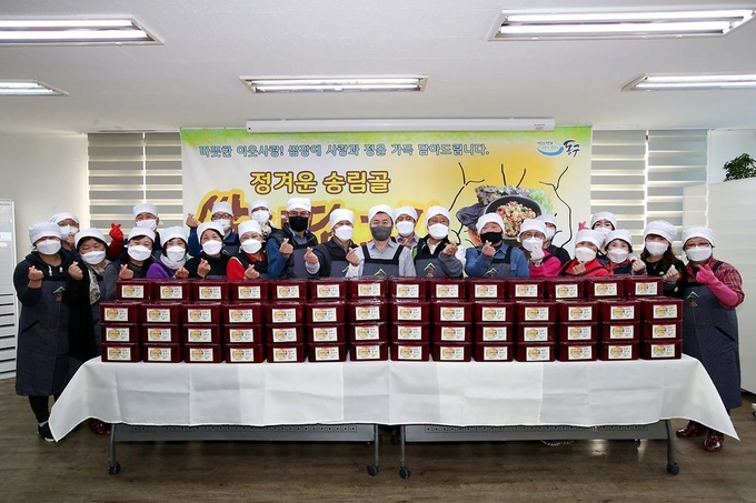  동구 송림1동 주민자치회는 쌈장을 만들어 지역의 이웃들에게 전달했다. ( 사진 = 동구 제공 )