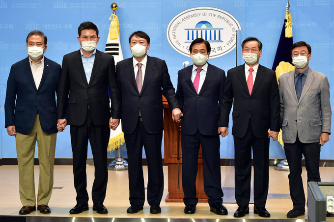 국민의힘 윤석열 대선 경선후보가 24일 국회 소통관에서 공동선대위원장 및 공정과혁신위원회 위원장 영입 기자회견을 마친 뒤 기념촬영을 하고 있다. 왼쪽부터 박진ㆍ김태호 공동선대위원장, 윤 후보, 심재철ㆍ유정복 공동선대위원장, 신상진 공존과혁신위원회 위원장. 사진= 연합뉴스 