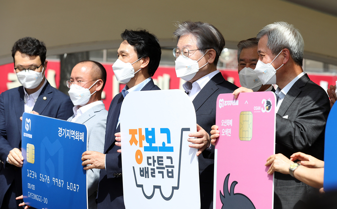 지난 9월 13일 오산시 오색시장에서 열린 추석맞이 '오산 오색시장' 현장방문 행사에 이재명 경기도지사 (사진 = 경기도 제공)