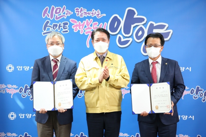 최대호 안양시장(사진 가운데)이 새로 위촉한 법무법인 남평 김경규 변호사(사진 왼쪽)와 법무법인 인본 진상욱 변호사(사진 오른쪽)에 위촉장을 전달한 뒤 기념촬영을 하고 있다. (사진=안양시 제공)