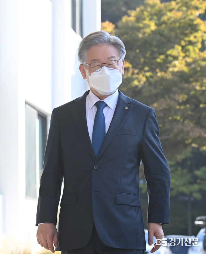 더불어민주당 대선 후보인 이재명 경기지사가 25일 경기도지사 사직 기자회견을 앞두고 경기도청으로 출근하고 있다. (사진= 조병석 기자)