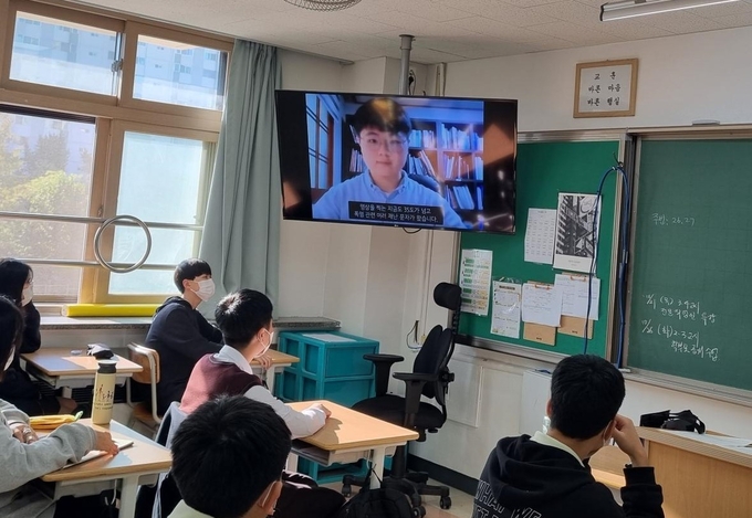 안양부흥중학교에서 ‘탄소 중립 생활 실천’ 캠페인 활동과 전교생을 대상으로 한 기후변화 교육을 실시했다. (사진=안양부흥중학교 제공)