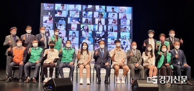 ‘포천시 청소년새마을봉사단’ 발대식 참가자들이 기념촬영하고 있다. (사진=문석완 기자)