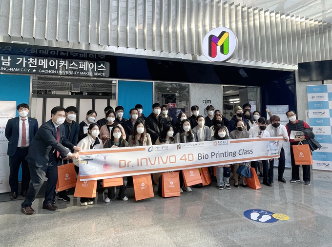 성남·가천메이커스페이스(Maker Space)가 지난 3월 개최한 바이오 3D프린터 기본과정에서 참가자들이 과정을 수료하고 기념사진을 촬영하고 있다. (사진=가천대 제공)