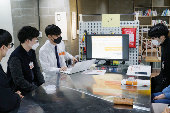 성남·가천메이커스페이스(Maker Space)가 지난 3월 개최한 바이오 3D프린터 기본과정에서 참가자들이 바이오3D 프린터를 활용해 귀와 코를 출력하는 실습을 하고 있다. (사진=가천대 제공)