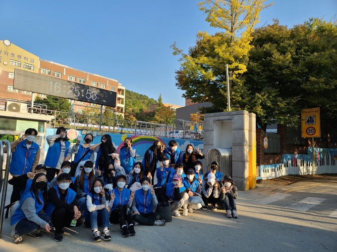 남양주시청소년수련관에서는 청소년공간기획단 ‘끼리보다는 함께’ 청소년들이 지난 23일과 24일 양일에 걸쳐 남양주 양지초등학교 벽화봉사 재능기부 활동을 진행했다.(사진=남양주시청소년수련관 제공)
