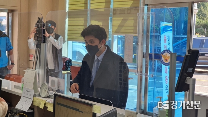 25일 유동규 전 성남도시개발공사 기획본부장의 새 휴대전화 포렌식 과정에 참관하기 위해 경찰에 출석한 유 전 본부장 측 변호인. (사진=김기현 기자)