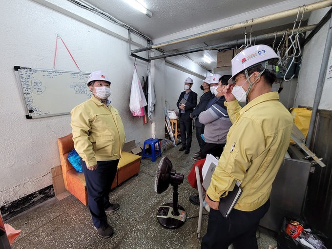 윤현모 중구 부구청장이 국가안전대진단 현장점검에서 관계자로부터 현황보고를 듣고 있다. ( 사진 = 중구 제공 )