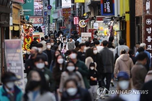  단계적 일상회복(위드 코로나)으로의 방역체계 전환 조건인 접종 완료율 70%를 달성한 가운데 주말인 24일 오후 서울 중구 명동거리에서 시민들이 나들이를 즐기고 있다. (사진=연합뉴스)