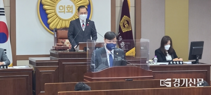조례특위 연제창 위원장이 특위 활동을 보고하고 있다. (사진=문석완 기자)