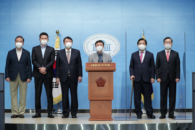 국민캠프에 합류한 신상진 전 의원(사진 가운데)가 공정과혁신위원장에 임명된 뒤 인사말을 하고 있다. (사진=성남중원당원협의회 제공)