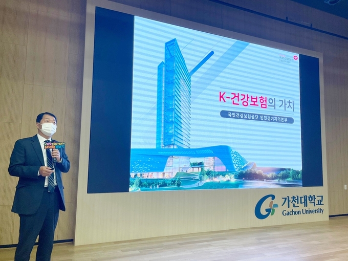 국민건강보험공단 인천경기지역본부는 25일 경기 성남시 가천대학교에서 건강보험 제도를 홍보하고 신규직원 채용 대비 입사 노하우를 전하는 ‘건보 TalkTalk! 건강보험, 대학생을 만나다’ 특강을 실시했다. 사진은 서명철 국민건강보험공단 인천경기지역본부장의 모습. (사진=국민건강보험공단 인천경기지역본부)
