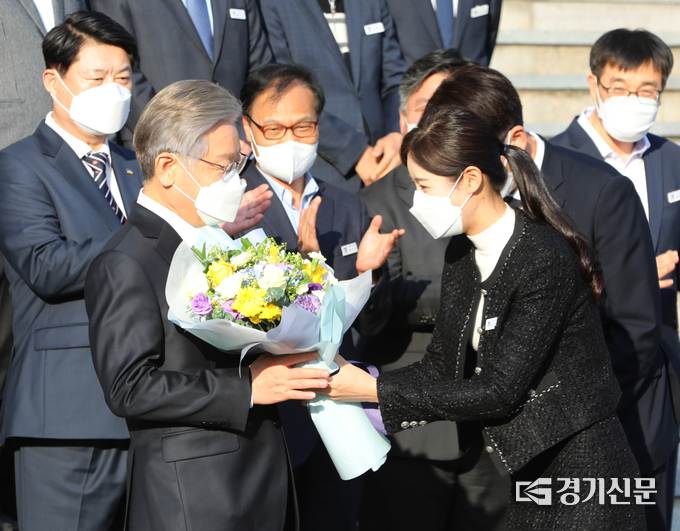 이재명 경기도지사가 25일 경기도청 신관에서 지사직 퇴임을 기념하는 꽃다발을 전달받고 있다. (사진= 조병석 기자)