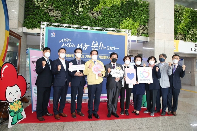 최대호 안양시장(사진 왼쪽 네번째)과 최우규 시의회 의장 등이 지난 25일 시청 출입문 앞에 마련된 핫스팟 포토존 운영을 시작하는 이벤트에 참가하고 있다. (사진=안양시 제공)