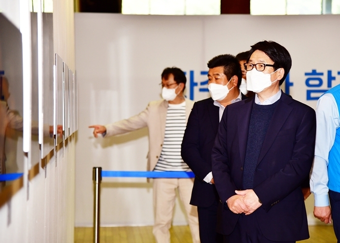 최종환 파주시장이 경기건축문화제 현장을 찾아 전시물을 살펴보고 있다. (사진=파주시 제공)