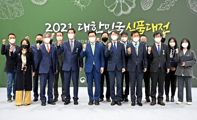 aT 김춘진 사장이 농림부 차관 및 KFS 수상자들과 함께 사진촬영을 하고 있다. ( 사진 = aT인천본부 제공 )