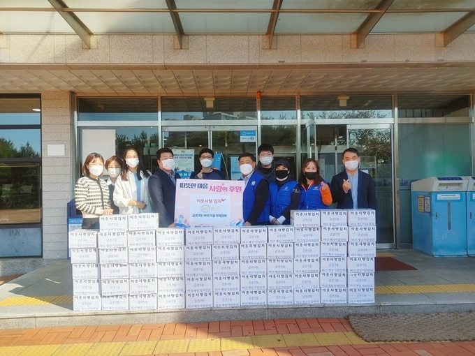 금촌3동 바르게살기 위원들이 알타리김치를 담궈 60가구에 온정을 전달했다. (사진=파주시 제공)