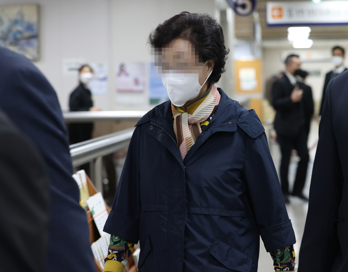 요양병원을 개설하고 요양급여를 편취한 혐의를 받는 윤석열 전 검찰총장의 장모 최모 씨가 26일 오전 서울 서초구 서울고법에서 열린 2심 속행공판에 출석하기 위해 법정으로 향하고 있다. (사진=연합뉴스)