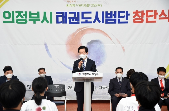 안병용 의정부시장이 태권도시범단 창단식에서 인사말을 하고 있다. (사진=의정부시 제공)