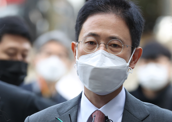  '고발 사주' 의혹의 핵심 인물인 손준성 대구고검 인권보호관이 26일 오전 서울 서초구 서울중앙지법에서 열린 영장실질심사에 출석하기 위해 법정으로 향하고 있다. 손 검사는 대검찰청 수사정보정책관으로 일하던 지난해 4월 전후로 부하 검사 등에게 여권 인사와 언론인 등에 대한 고발장 작성과 근거 자료 수집 등을 지시하고, 고발장을 김웅 당시 미래통합당 총선 후보(현 국민의힘 의원)에게 전달한 혐의(직권남용권리행사방해 등)를 받는다. (사진=연합뉴스)