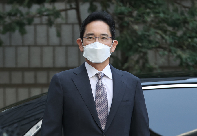향정신성 의약품인 프로포폴을 불법 투약한 혐의로 기소된 이재용 삼성전자 부회장이 26일 오전 서울 서초구 서울중앙지법에서 열린 1심 선고공판에 출석하기 위해 법정으로 향하고 있다. (사진=연합뉴스)