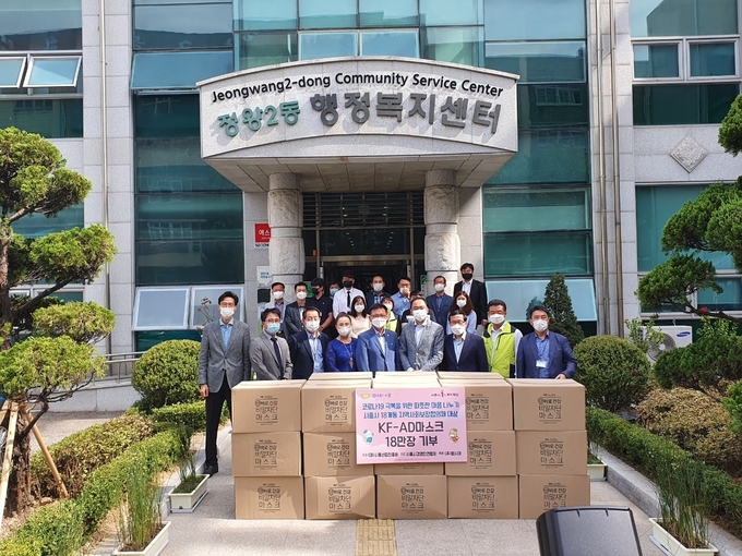 시흥시경영인연합회가 코로나19 극복을 위해 시흥지역 18개 동 지역사회보장협의체에 마스크 18만 장을 기부했다. (사진=시흥시 제공)