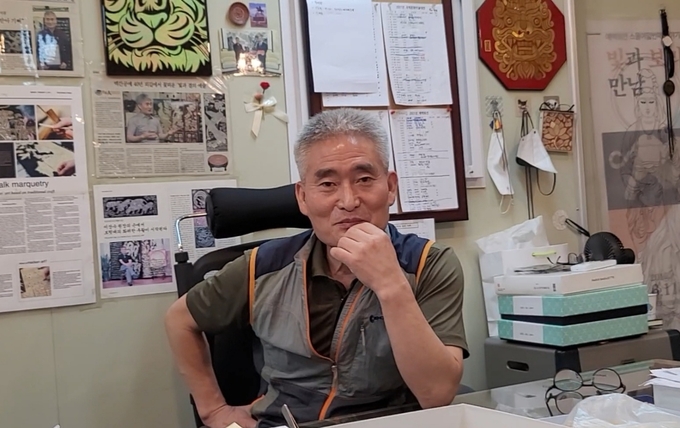 이상수 원장은 기상이 넘치는 검독수리 작품을 통해 국민들이 코로나19를 극복하길 바라는 마음을 표현했다. (사진=강경묵 기자)