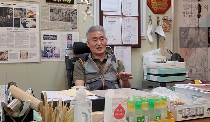 이상수 맥간공예연구원장이 맥간공예를 알리기 위한 예맥회 전시에 대해 소개했다. (사진=강경묵 기자)