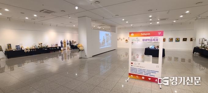 ‘2021년 포천시 평생학습 작품 전시회’가 반월아트홀 전시실에서 열리고 있다. (사진=문석완 기자)