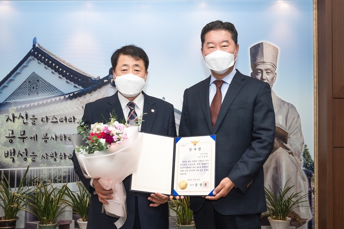 남양주시의회 이철영 의장이 제76주년 경찰의 날을 맞이해 26일 경찰청장으로부터 감사장을 받았다.(사진=남양주시의회 제공)