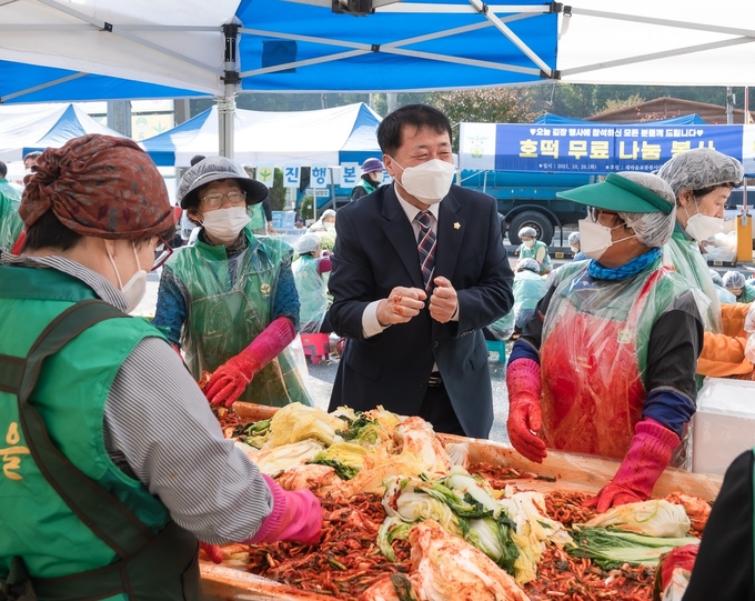 남양주시의회 이철영 의장이 26일 남양주시 새마을회관에서 진행된 사랑의 김장 나누기 행사에 참석했다.(사진=남양주시의회 제공)