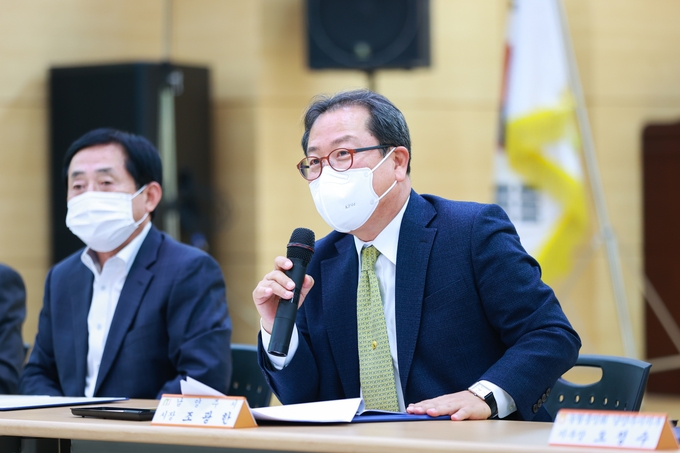 남양주시는 지난 26일 별내농협 대회의실에서 농협중앙회 남양주시지부 및 지역 농·축협 8개소와 함께 재사용 의류 분리배출 사업 ‘두 번째 옷장’ 운영을 위한 업무 협약을 체결했다. (사진=남양주시 제공)