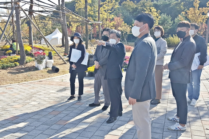 이원재 인천경제청장이 개장을 앞둔 청라 해변공원 캠핑장을 둘러보고 있다. ( 사진 = 인천경제청 제공 )