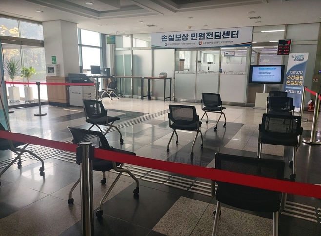 27일 오전 10시 수원시 영통구 경기지방중소벤처기업청 건물 1층에 위치한 ‘민원전담센터’ 앞이 한산하다. (사진=편지수 기자_
