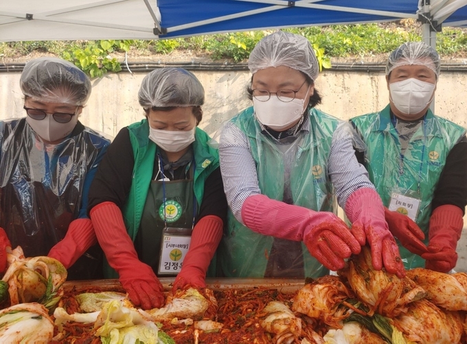 남양주시새마을회는 지난 24일부터 26일까지 3일간 남양주시새마을회관에서 온기 가득 행복 나눔 ‘사랑의 김장 나누기’ 행사를 가졌다.(사진=남양주시새마을지회 제공)